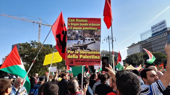 Milano: Militante partecipazione del PMLI che tiene alto il cartello a sostegno della Resistenza palestinese