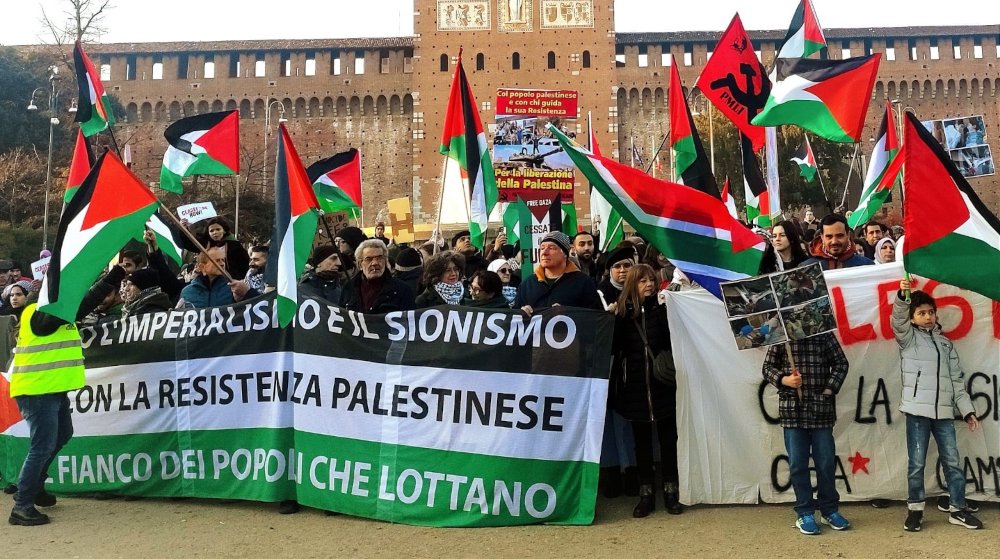 A Milano combattivo presidio per “il diritto ad una pace giusta, senza più apartheid e senza più l’occupazione militare sionista”