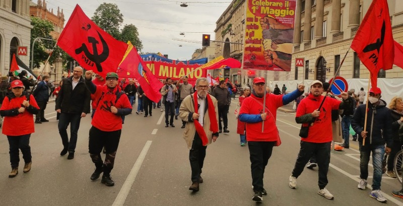 1° Maggio a Milano: Oltre 8 mila in piazza da tutta la provincia. Il PMLI diffonde l’Editoriale di Cammilli e prende posto nello spezzone della Fiom lanciando slogan e intonando le canzoni proletarie insieme ai metalmeccanici
