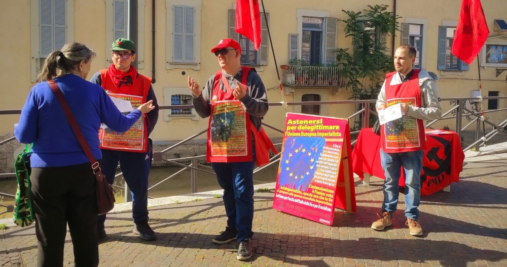 Vivo interesse per il banchino elettorale astensionista del PMLI a Milano