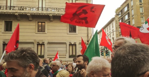 Il presidio di Milano si trasforma in corteo sotto la spinta dei manifestanti