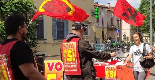 Interesse intorno al rosso banchino del PMLI in piazza Costantino