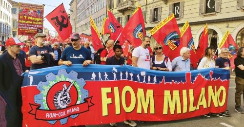 Milano. 10 mila in corteo egemonizzato dalle bandiere rosse Cgil. I dirigenti sindacali denunciano lo stato di cose ma non chiamano alla lotta per strappare al padronato e al governo diritti e garanzie. Il PMLI diffonde i volantini con l’Editoriale sul 1° Maggio, poi sfila nello spezzone della Fiom intonando slogan e canzoni proletarie coinvolgendo i metalmeccanici