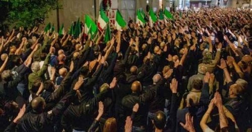 Saluti fascisti al raduno per Ramelli