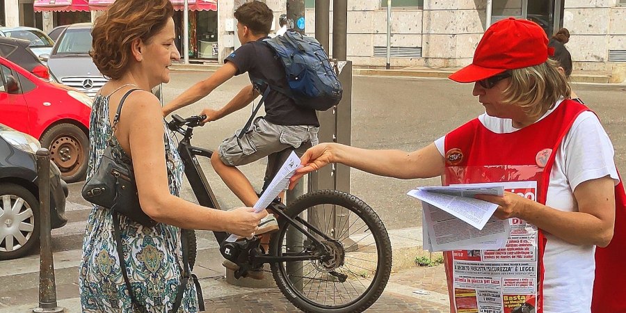 A Milano volantinaggio del PMLI con l’analisi del voto referendario