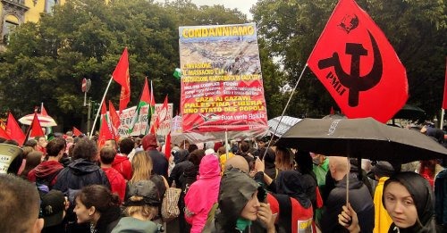 Milano: Migliaia sfidano la pioggia denunciando la complicità della ducessa Meloni col boia Netanyahu. Lavoratori, studenti, centri sociali e comunità palestinesi hanno invaso le strade al grido di “bloccare tutto” e rompere ogni legame con Israele genocida. Apprezzata la qualificata partecipazione del PMLI