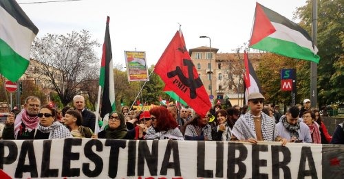 Milano Il presidente dell’API Hannoun, giunto a Milano per partecipare al combattivo corteo, trattenuto dalla polizia in aeroporto per un secondo foglio di via, interviene alla manifestazione in collegamento telefonico. Partecipazione militante del PMLI