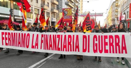 Milano: 15mila in corteo: “Fermiamo la finanziaria di guerra”. Dalla scuola ai trasporti, studenti e lavoratori riempiono le strade contro austerità, repressione e spese militari. In piazza anche il PMLI. Apprezzato il cartello contro Mussolini in gonnella. Intervistato da “Local Team” Urgo: “Meloni sta trasformando l’Italia un regime neofascista”