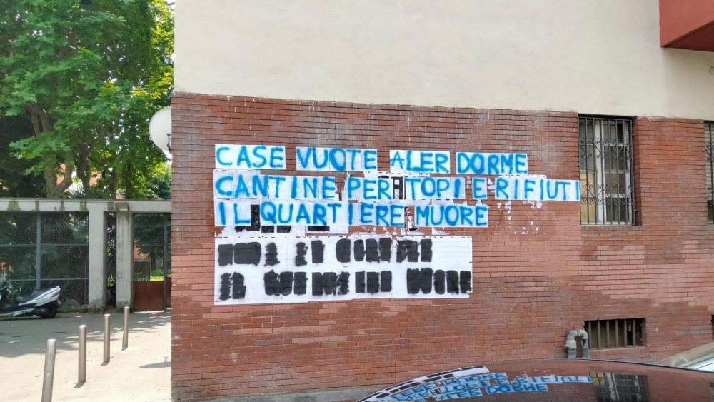 Milano. Cartelli di protesta contro l’assenza della Aler e I topi nelle case popolari della zona di Calvairate