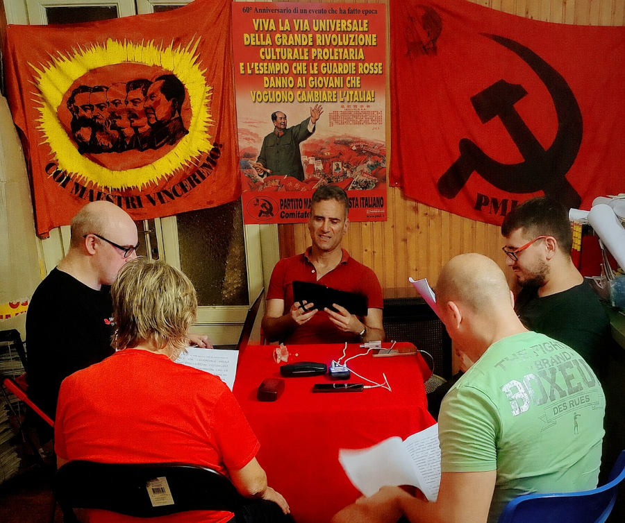 Milano, 8 luglio 2026. Militanti e simpatizzanti della Cellula “Mao” di Milano celebrano il 60° Anniversario della Grande Rivoluzione Culturale Proletaria cinese con una riunione di studio sul discorso pronunciato dal compagno Angelo Urgo, Segretario del Comitato lombardo del PMLI (al centro) intitolato “Viva la via universale della Grande Rivoluzione Culturale Proletaria e l’esempio che le Guardie Rosse danno ai giovani che vogliono cambiare l’italia!”. Sullo sfondo il bel manifesto realizzato sempre dal Comitato lombardo del Partito.