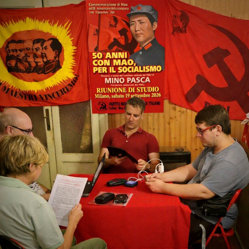 Milano, 19 settembre 2026. Militanti e simpatizzanti della Cellula “Mao” di Milano del PMLI impegnati nello studio del Discorso pronunciato da Mino Pasca alla Commemorazione di Mao nel 50° Anniversario della sua scomparsa. Al centro Angelo Urgo, Segretario della Cellula e del Comitato lombardo del PMLI, che ha introdotto lo studio.