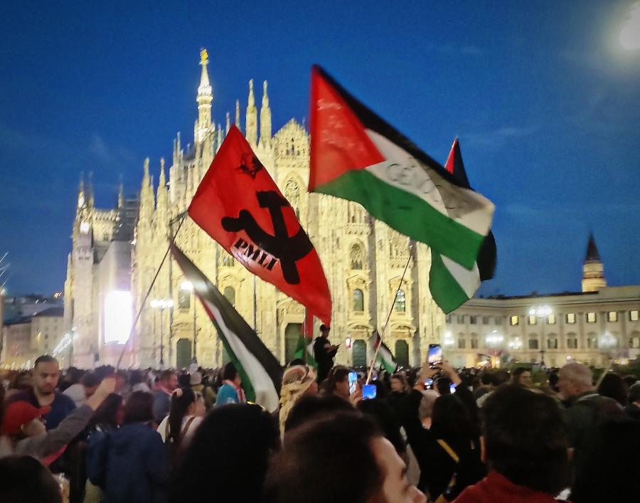 Milano: Migliaia in corteo. Rivendicata la rottura di ogni relazione dell'Italia con Israele genocida. Contestato Sala per il gemellaggio con Tel Aviv. Combattiva e qualificata presenza del PMLI a cui si unisce uno studente cinese con una grande bandiera rossa con l'effigie di Mao e con su scritto “Viva il Pensiero di Mao, per sempre vittorioso!”