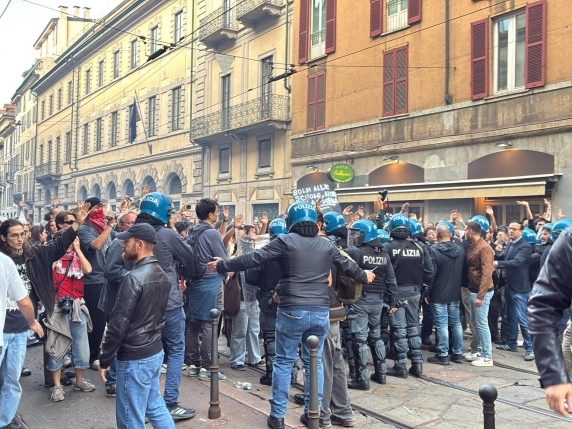 Milano 17 ottobre 2026. Un cordone della polizia impedisce lo svolgersi della manifestazione contro carovita, precarietà e governo Meloni