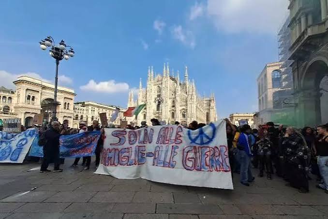 Milano 17 ottobre 2026. La manifestazione contro il carovita in piazza Duomo