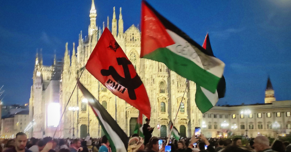 Milano: Migliaia in corteo. Rivendicata la rottura di ogni relazione dell’Italia con Israele genocida. Contestato Sala per il gemellaggio con Tel Aviv. Combattiva e qualificata presenza del PMLI a cui si unisce uno studente cinese con una grande bandiera rossa con l’effigie di Mao e con su scritto “Viva il Pensiero di Mao, per sempre vittorioso!”