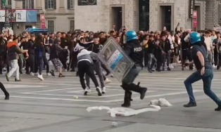 Polizia e carabinieri tentano di sgomberare i manifestanti, tornati in Piazza Duomo, con violente cariche, lancio di lacrimogeni, getti di idrante e caroselli di camionette provocando ore di guerriglia urbana