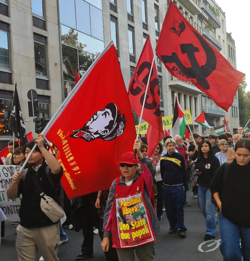 Durante la manifestazione un giovane studente universitario cinese ha tenuto alta una bandiera in difesa del pensiero di Mao e ha sfilato accanto al PMLI (foto Il Bolscevico)