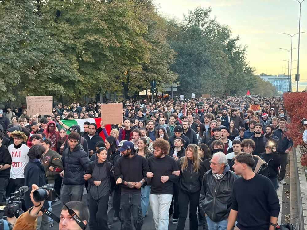 Milano, 24 ottobre 2026. La manifestazione antifascista del movimento Gen Z “Italia in Piazza” bloccato dalla polizia in via Tivoli (foto Il Bolscevico)